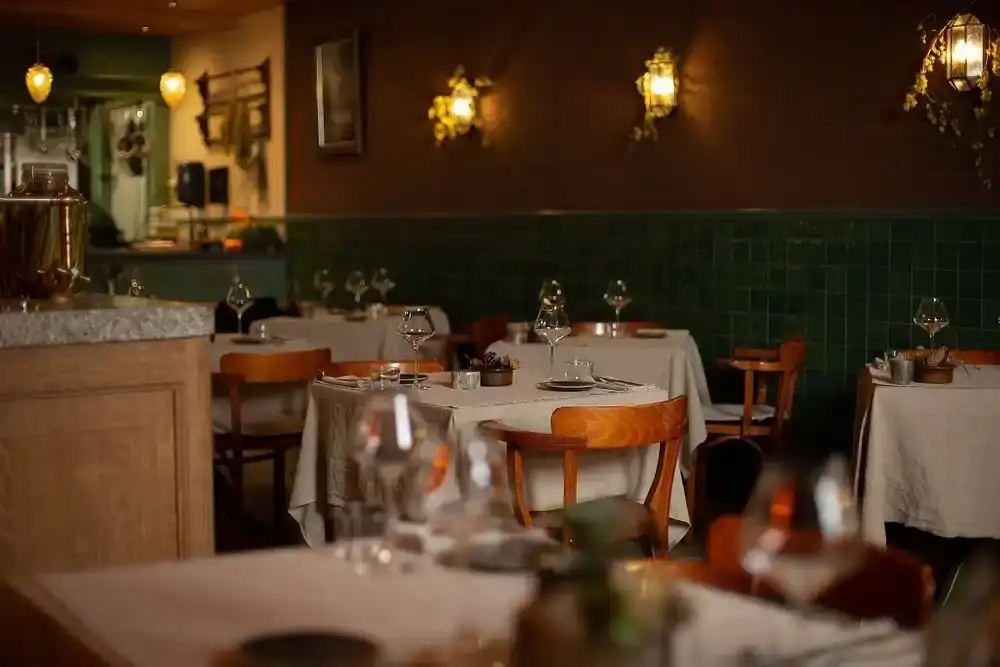 Gedekte tafels binnen bij restaurant Neder